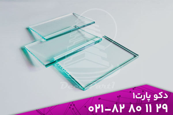 مقایسه شیشه های ساختمانی مختلف از نظر ایمنی و شفافیت 2 شیشههای ساختمانی امروزه نقشی بسیار فراتر از یک متریال تزئینی دارند. آنها ترکیبی از زیبایی، استحکام و کارایی هستند و بسته به نوع فرآیند تولید، میزان شفافیت، مقاومت و کاربردشان متفاوتاند. انتخاب درست نوع شیشه میتواند هم ایمنی فضا را تضمین کند و هم نور و جلوه بصری مطلوبی ایجاد نماید. در ادامه با مهمترین انواع شیشههای ساختمانی و ویژگیهای هرکدام آشنا میشویم. شیشه ساده یا معمولی (فلوت) | دکوپارت1
