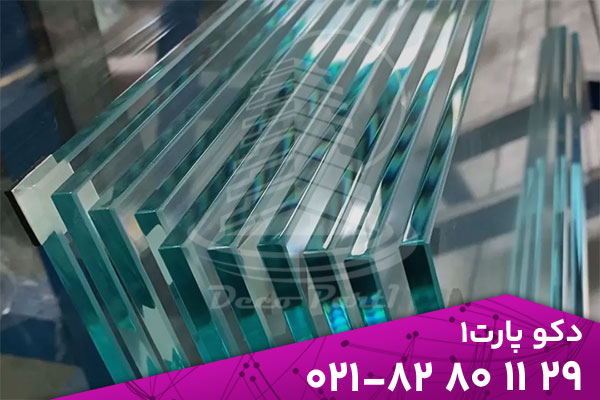 مقایسه شیشه های ساختمانی مختلف از نظر ایمنی و شفافیت 3 شیشههای ساختمانی امروزه نقشی بسیار فراتر از یک متریال تزئینی دارند. آنها ترکیبی از زیبایی، استحکام و کارایی هستند و بسته به نوع فرآیند تولید، میزان شفافیت، مقاومت و کاربردشان متفاوتاند. انتخاب درست نوع شیشه میتواند هم ایمنی فضا را تضمین کند و هم نور و جلوه بصری مطلوبی ایجاد نماید. در ادامه با مهمترین انواع شیشههای ساختمانی و ویژگیهای هرکدام آشنا میشویم. شیشه سکوریت (Tempered) | پارتیشن شیشه ای