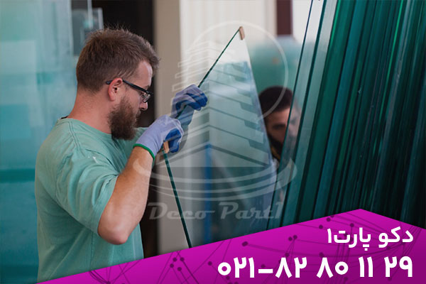 مقایسه شیشه های ساختمانی مختلف از نظر ایمنی و شفافیت 7 شیشههای ساختمانی امروزه نقشی بسیار فراتر از یک متریال تزئینی دارند. آنها ترکیبی از زیبایی، استحکام و کارایی هستند و بسته به نوع فرآیند تولید، میزان شفافیت، مقاومت و کاربردشان متفاوتاند. انتخاب درست نوع شیشه میتواند هم ایمنی فضا را تضمین کند و هم نور و جلوه بصری مطلوبی ایجاد نماید. در ادامه با مهمترین انواع شیشههای ساختمانی و ویژگیهای هرکدام آشنا میشویم. DecoPart1 08 14 08 مقایسه شیشه های ساختمانی مختلف از نظر ایمنی و شفافیت