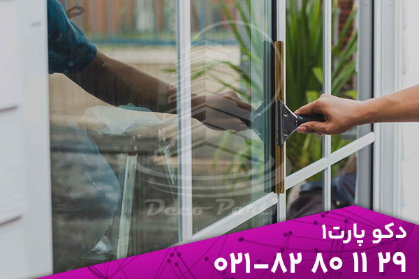 نکات طلایی نگهداری از شیشههای ساختمانی برای ماندگاری بیشتر 4 شیشه یکی از عناصر کلیدی در معماری مدرن است که علاوه بر نقش سازهای، در زیبایی، روشنایی و حس فضا تأثیر چشمگیری دارد. امروزه در ساختمانهای مسکونی، اداری و تجاری از انواع شیشههای سکوریت، شیشه اسلایدینگ، لمینت، دوجداره و فریملس استفاده میشود تا جلوهای مدرن، سبک و شفاف ایجاد کنند. با این حال، شیشهها در معرض آلودگی، گردوغبار، رطوبت و تغییرات دمایی مداوم قرار دارند؛ عواملی که در صورت عدم مراقبت صحیح، میتوانند باعث کاهش شفافیت، ایجاد خط و خش، زنگزدگی فریمها یا حتی شکستگی شوند.نگهداری درست از شیشههای ساختمانی نهتنها باعث افزایش طول عمر و ماندگاری آنها میشود، بلکه از لحاظ اقتصادی و ظاهری نیز بهصرفه است. هرچه شیشهها تمیزتر و سالمتر باقی بمانند، ظاهر ساختمان همیشه تازه و درخشان به نظر میرسد و نیاز به تعمیرات یا تعویضهای پرهزینه به حداقل میرسد. نگهداری شیشههای سقفی، آلاچیقها و نردهها