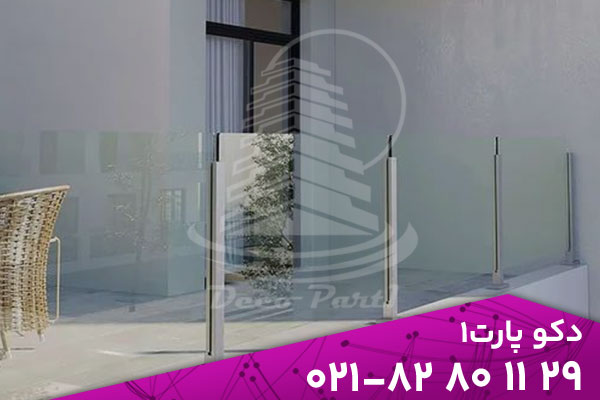 راهنمای انتخاب نرده شیشه ای ایمن برای بالکن و تراس 2 در سالهای اخیر استفاده از نرده شیشه ای بهعنوان یکی از عناصر اصلی طراحی فضاهای باز، بهویژه تراسها، بالکنها و روفگاردنها، رشد چشمگیری داشته است. این نوع نرده نهتنها ظاهری مدرن و شفاف به محیط میبخشد، بلکه به دلیل ساختار مقاوم و استفاده از شیشههای ایمن، جایگزین بسیار مطمئنی برای نردههای فلزی و چوبی سنتی محسوب میشود. ترکیب شیشه با یراقآلات استیل یا آلومینیومی، جلوهای خاص، لوکس و در عین حال ساده ایجاد میکند که با سبک معماری معاصر کاملاً هماهنگ است. تأثیر نرده شیشه ای بر زیبایی و دید پانورامیک محیط