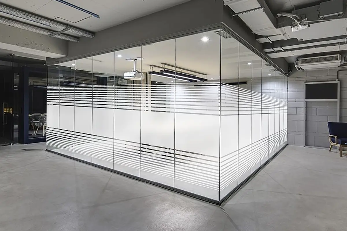 طراحی دفتر کار مدرن با پارتیشن دوجداره